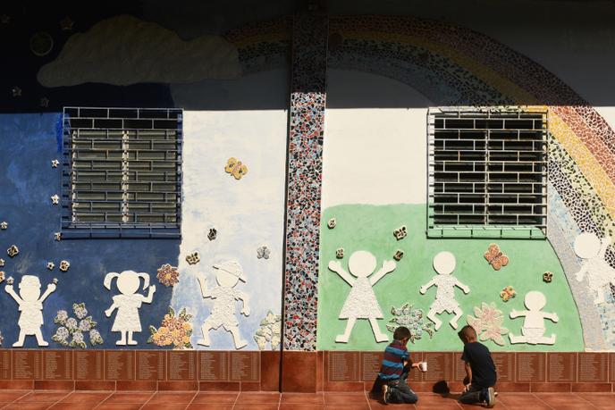Dos niños leyeron los nombres de niños asesinados en El Salvador durante la guerra civil, incluida la masacre de la aldea de El Mozote, a 200 kilómetros al noreste de San Salvador. 9 de diciembre de 2016.