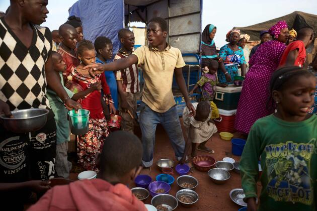 Des enfants attendent la distribution d’eau et de nourriture au camp de Faladié, au Mali, le 18 mai.