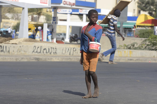 A Dakar, en avril 2016, un jeune enfant d’une école coranique (talibé) obligé de mendier pour rapporter un revenu à son marabout.