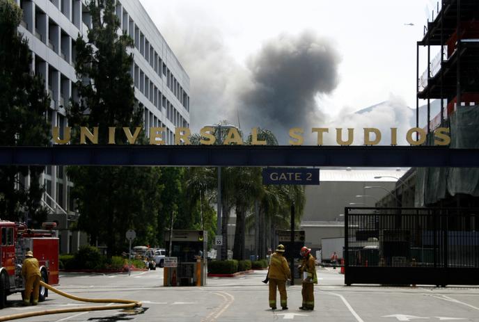 Des pompiers devant l’une des entrée des studios Universal, à Los  Angeles, le 1er juin 2008.