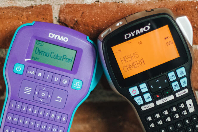 L’écran rétroéclairé de la Dymo 420P (à droite) est le plus grand des modèles testés et permet de visualiser plus d’informations que le modèle similaire, la ColorPop de Dymo (à gauche). 