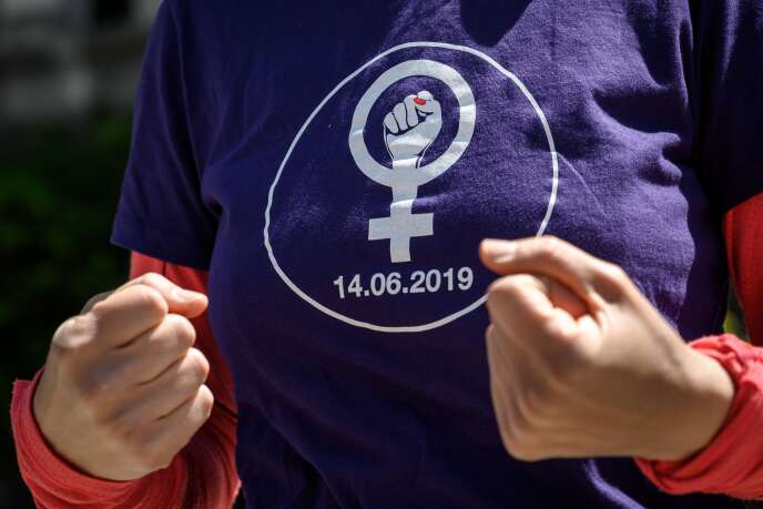 Lors d’une manifestation annonçant la grève des femmes, à Lausanne (Suisse), le 14 mai.