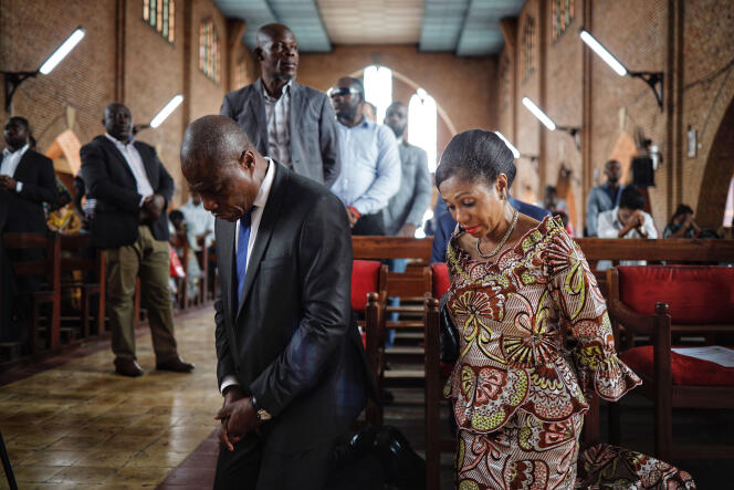 Martin Fayulu et son épouse dans la cathédrale Notre-Dame de Kinshasa la veille du scrutin présientiel du 30 décembre 2018.