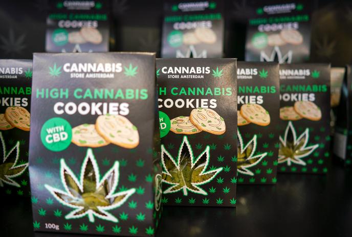 Des cookies au cannabis dans un magasin éphèmère de Rome, en Italie, le 6 juin.