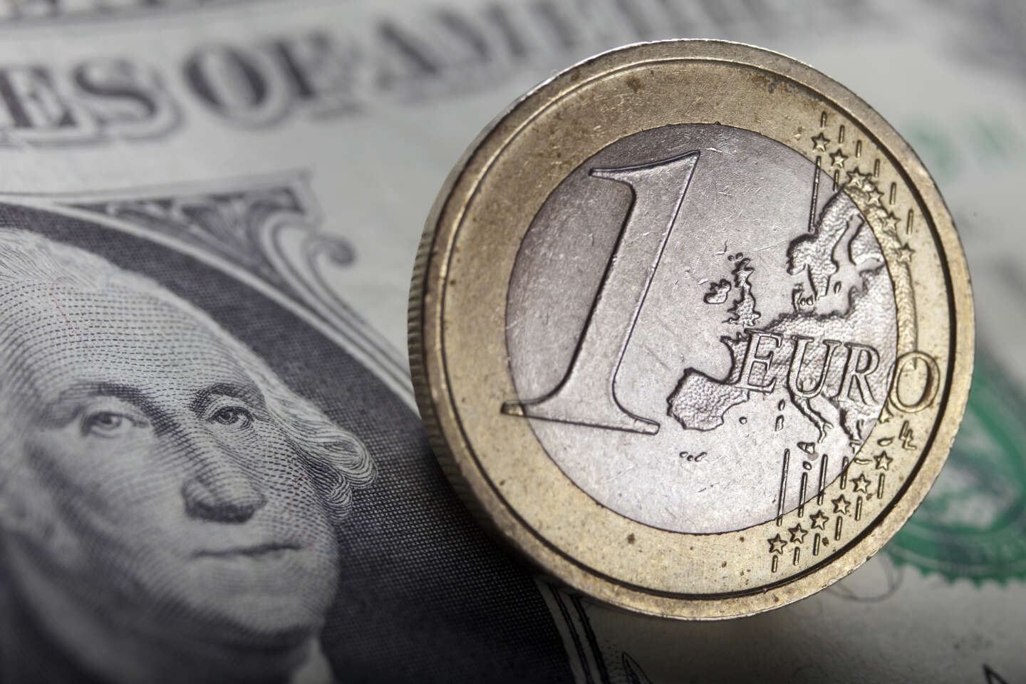 L'euro gagne un peu de terrain face au dollar sans parvenir à le détrôner