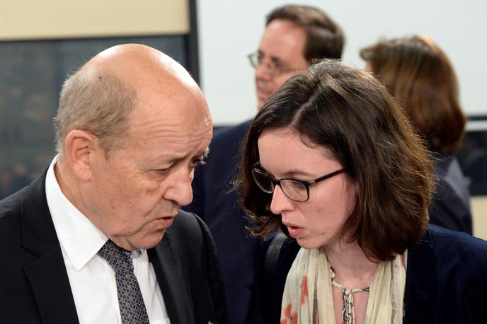 Le ministre des affaires étrangères, Jean-Yves Le Drian, avec Hélène Duchêne, alors ambassadrice de la France auprès de l’OTAN, en décembre 2017 à Bruxelles.