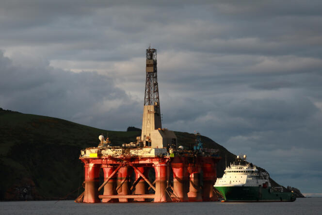 Des militants de Greenpeace sur la plate-forme de BP prévue pour le site de Vorlich, le 10 juin.
