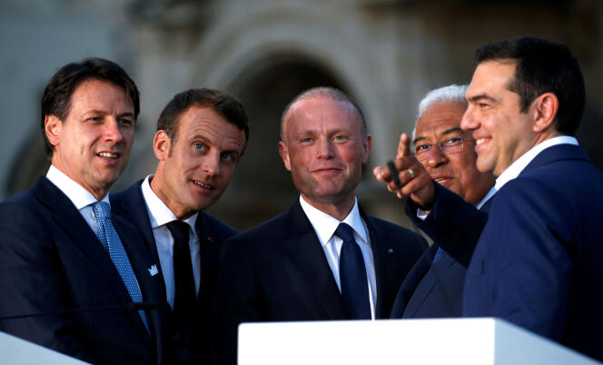 Emmanuel Macron entouré à gauche de Giuseppe Conte et à droite de Joseph Muscat, d’Antonio Costa et d’Alexis Tsipras à La Valette, vendredi 14 juin.