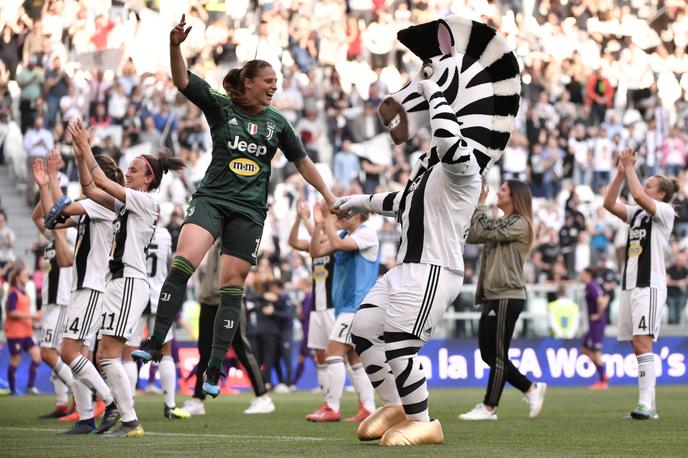 La internacional italiana Laura Giuliani celebra la Juventus & # 39; 2-1 victoria sobre Fiorentina en la Serie A de mujeres el 24 de marzo de 2019, por delante de 39,027 espectadores, una asistencia récord para mujeres.