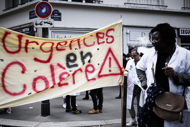 Manifestation près du ministère de la santé, à Paris, le 11 juin.