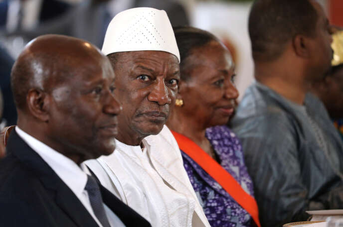 Le président guinéen Alpha Condé (en boubou blanc), à Abidjan, le 26 avril 2019.