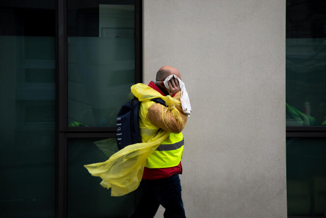 Prix Nikon : un manifestant portant un ciré jaune s’essuie le visage à la suite d’une vague de gaz lacrymogène aux alentours de l’Arc de triomphe lors de l’acte III du mouvement des « gilets jaunes », le 1er décembre 2018.
