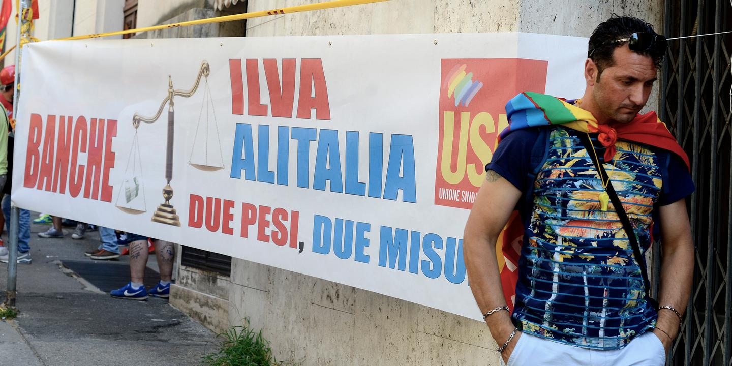 SIMONA GRANATI / CORBIS / GETTY IMAGES ROME, ITALY - JULY 20: Workers of ILVA steelworks protest at the Ministry of Economic Development against the sale of steel producer Ilva to ArcelorMittal, on July 20, 2017 in Rome, Italy. (Photo by Simona Granati - Corbis/Corbis via Getty Images)