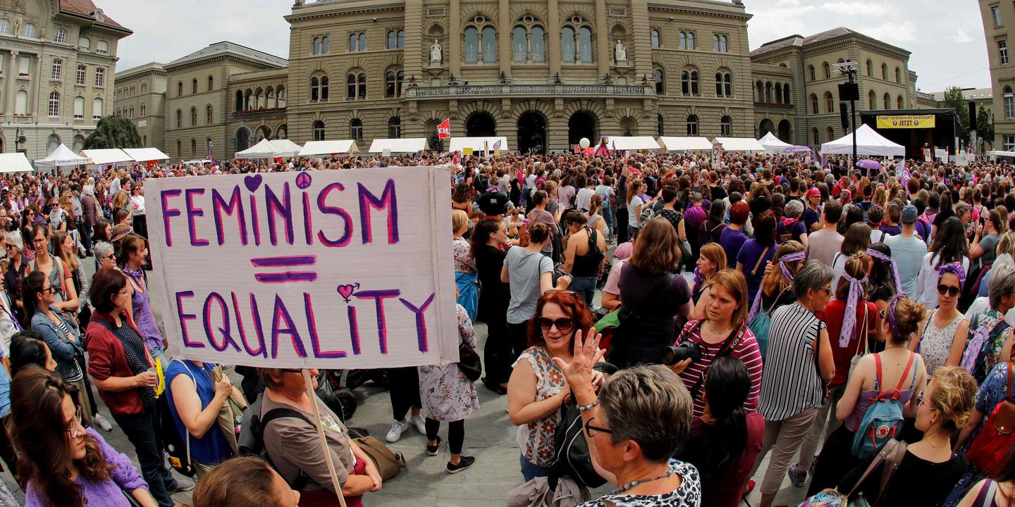 Suisse Des Centaines De Milliers De Femmes Dans La Rue Pour Reclamer L Egalite Salariale
