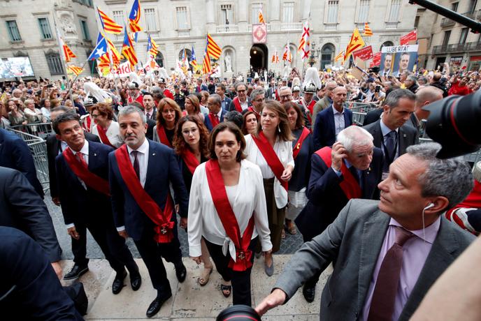 La maire de Barcelone, Ada Colau, après son investiture, aux côtés des conseillers municipaux Jaume Collboni (premier à sa gauche, Parti socialiste de Catalogne), Ernest Maragall (à sa droite, Gauche républicaine de Catalogne) et Manuel Valls, square Sant Jaume à Barcelona, le 15 juin 2019.