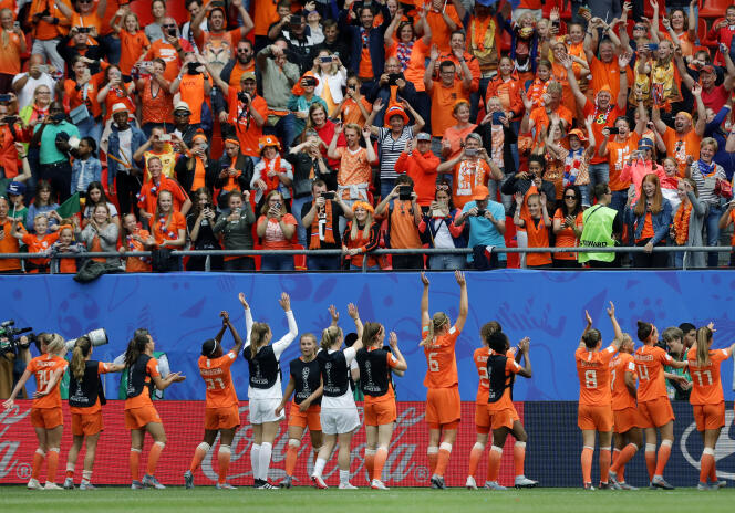 Les Néerlandaises célèbrent leur victoire (3-1) face au Cameroun en phase de poule de la Coupe du monde féminine de football, au stade du Hainaut de Valenciennes, le 15 juin 2019.