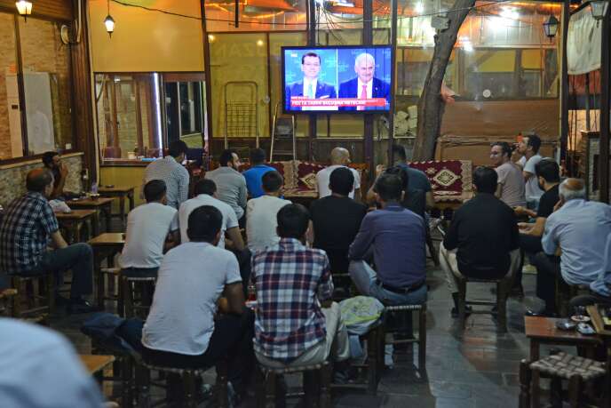 Le débat télévisé entre les deux candidats à la mairie d’Istanbul, Binali Yildirim (AKP, islamo-conservateur, au pouvoir) et Ekrem Imamoglu, le candidat de l’opposition laïque, le 16 juin 2019, dans un café de Diyarbakir, dans le sud-est de la Turquie.