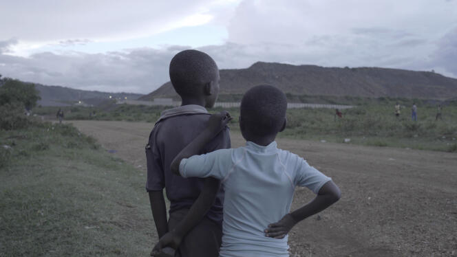 De jeunes villageois autour le la mine de Mara-Nord, en Tanzanie, en mai.