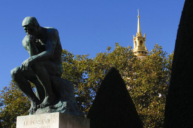 « Le Penseur » de Rodin dans le jardin du Musée Rodin, à Paris.