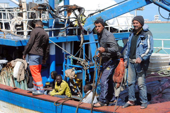 Le 21 mai 2019, dans le port de Zarzis, voisin de la Libye, des pêcheurs ramènent des migrants secourus durant leur pêche.
