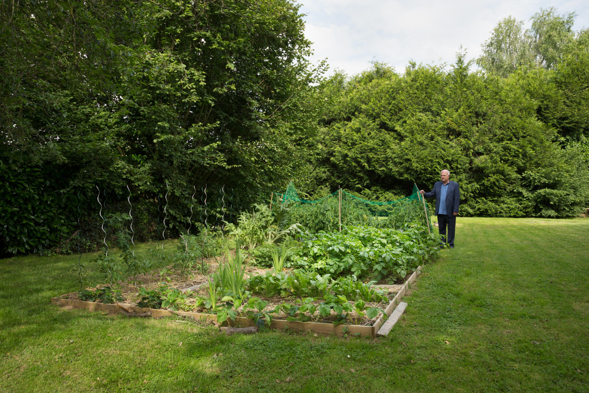Daniel Cueff dans son jardin en permaculture.