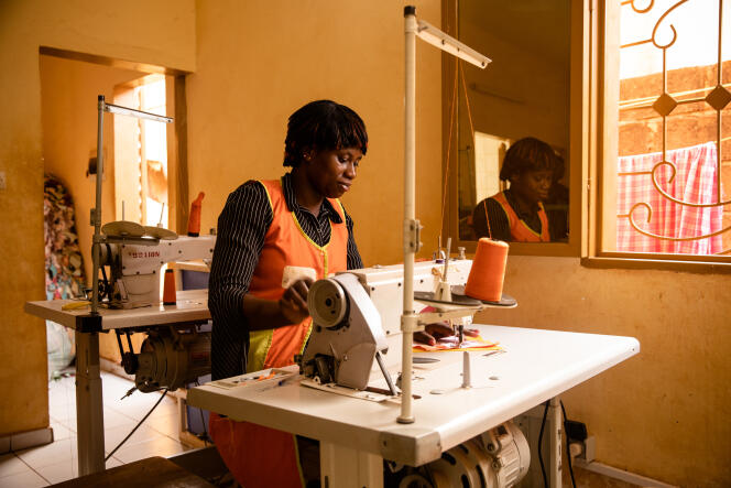 Une couturière dans l’atelier de Palobdé, le 23 mai à Ouagadougou.