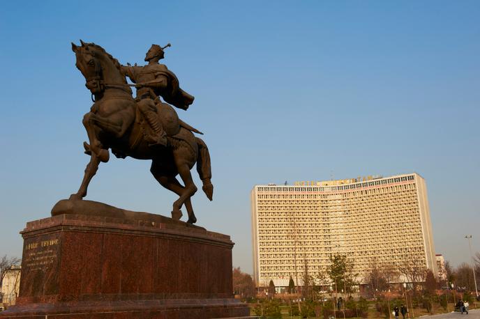 Statue de Tamerlan avec l’hôtel Ouzbékistan en arrière-plan, à Tachkent.
