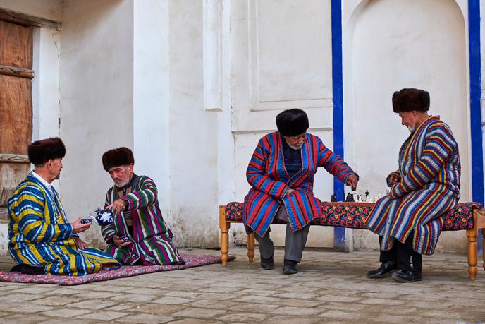 Des Ouzbeks en chapan, habit traditionnel, à Boukhara.