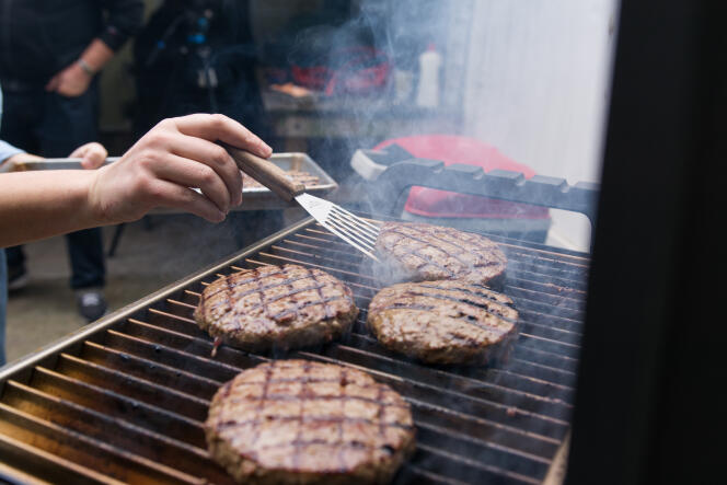 La grille de cuisson du Grill2Go peut cuire jusqu’à six hamburgers en même temps.