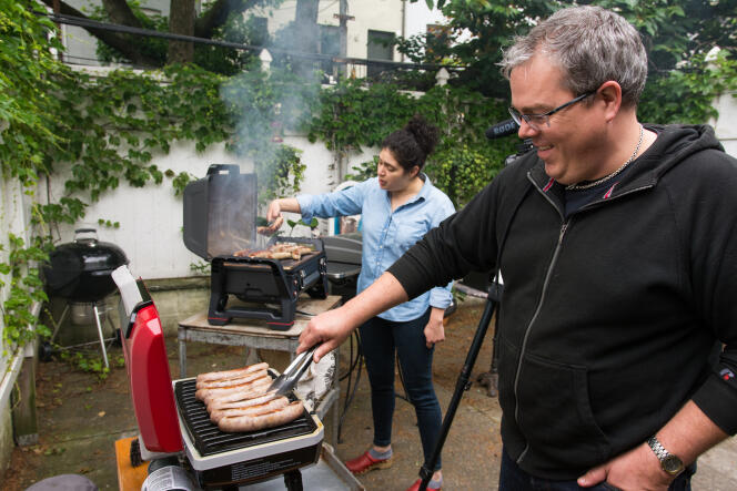 Les journalistes de Wirecutter Tim Heffernan et Lesley Stockton testent respectivement le barbecue Petit Gourmet de Cuisinart et le Grill2Go de Char-Broil.