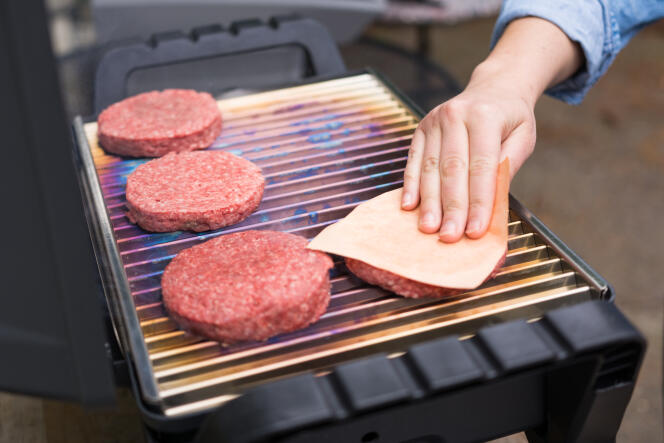 Le barbecue Grill2Go de Char-Boil peut griller jusqu’à six grands hamburgers en même temps, sans que sa grille déborde.
