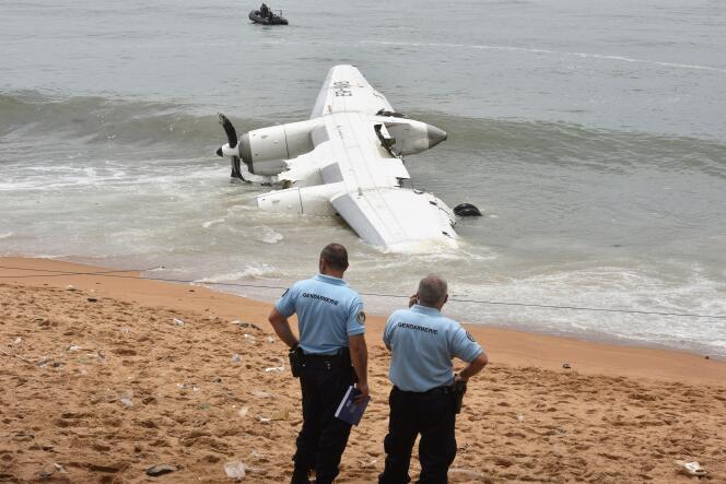 Débris d’un Antonov affreté par l’armée française sur une plage de Côte d’Ivoire. Le crash a fait quatre morts et six blessés, en octobre 2017.