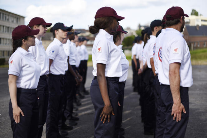 Apprentissage du garde à vous pour les 136 jeunes volontaires, au premier jour du service national universel, à Evreux, le 17 juin.