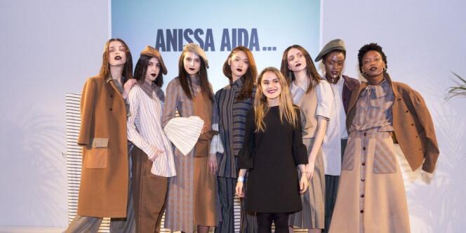 La jeune styliste tunisienne Anissa Meddeb (en robe noire), créatrice de la marque Anissa Aida, à Tunis, en janvier 2018.
