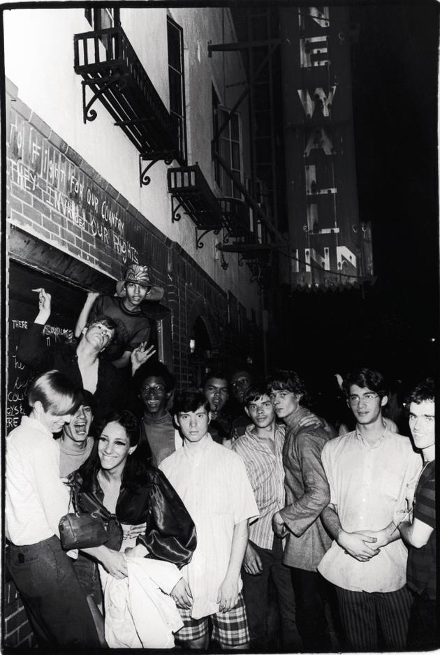 Fin juin 1969 : des manifestants se rassemblent spontanément devant le Stonewall Inn, au 53 de la Christopher Street, au cœur de Greenwich Village, après les émeutes du week-end.