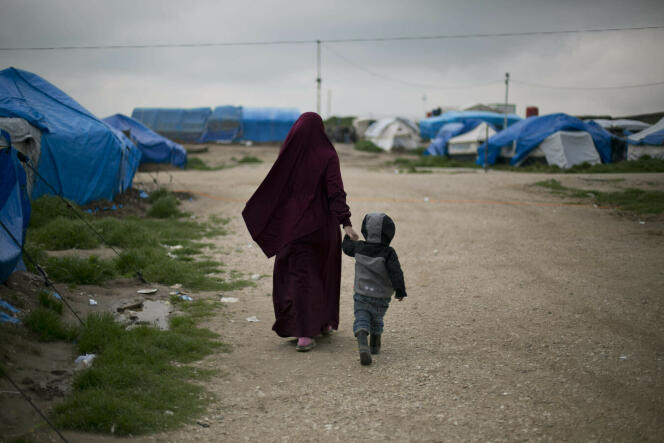 Samira, un ressortissant belge marié à Français un membre de l’Etat islamique, Karam El-Harchaoui, marche avec leur fils au Camp Roj dans le nord de la Syrie le 27 mars.
