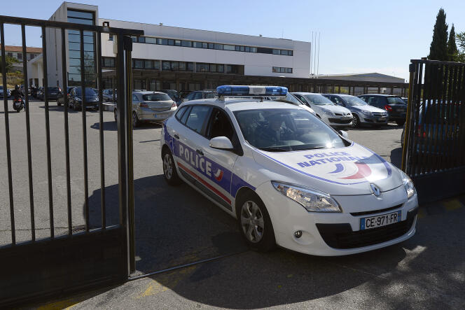 Une voiture de police quitte la brigade anticriminalité à Marseille, le 2 octobre 2012.