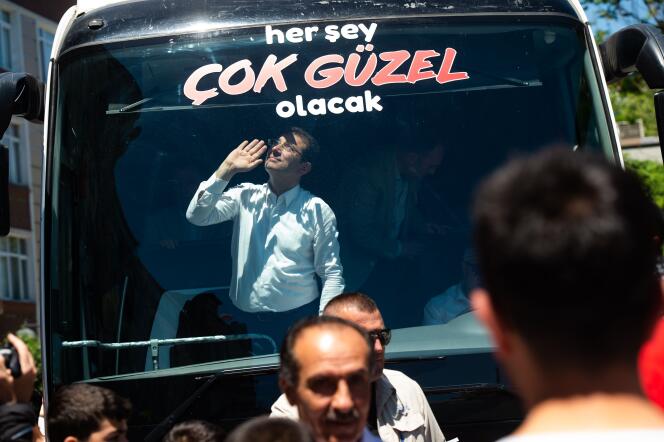 Ekrem Imamoglu, le candidat du Parti du peuple à la mairie d’Istanbul, en campagne dans le district de Zeytinburnu, le 29 mai.