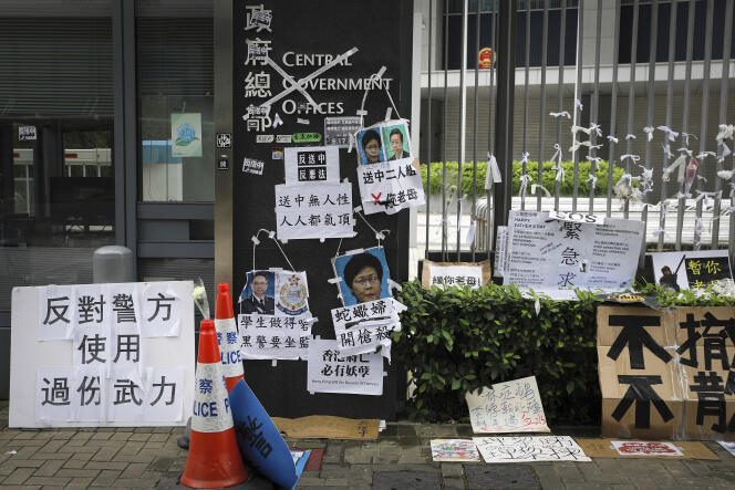 Des pancartes hostiles à Carrie Lam, le 18 juin devant le Parlement de Hongkong.