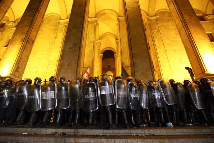 Des policiers bloquent l’entrée du Parlement géorgien à Tbilissi, dans la nuit du jeudi 20 au vendredi 21 juin.