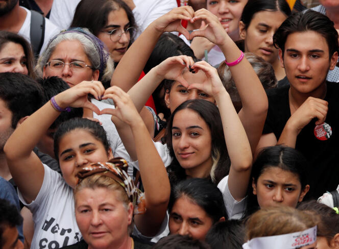 Des supporters du parti d’Ekrem Imamoglu, le Parti de la justice et du développement (AKP), durant un meeting à Istambul, le 19 juin 2019. 