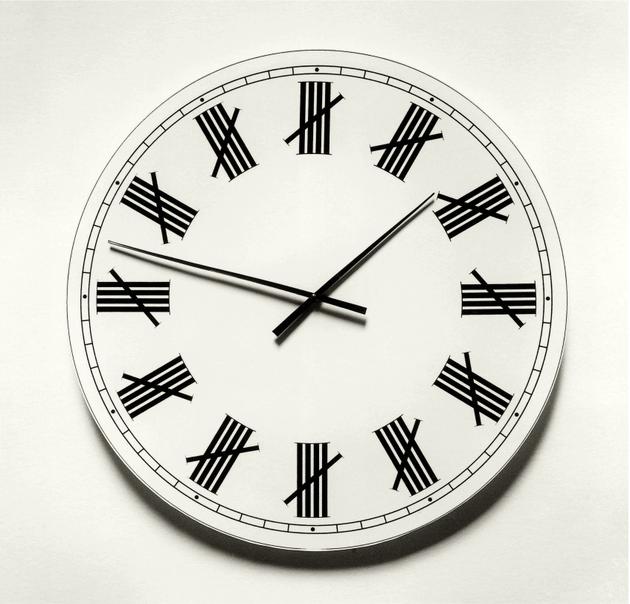 « Le Livre de l’intranquillité », de Fernando Pessoa, vu par Chema Madoz. Chema Madoz a commencé  la photographie dans les années 1980, à sa sortie de l’Académie des beaux-arts de Madrid. Il réalise des natures mortes en proposant, à partir d’objets banals, une mise en abyme surréaliste, loufoque et poétique. Chema Madoz raconte l’absurdité, les rêves, le temps qui passe et les sentiments.