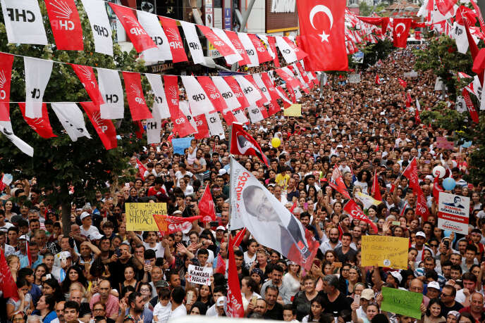 Supporters du candidat Ekrem Imamoglu pour la conquÃªte de la mairie dâIstanbul, le 19 juin.