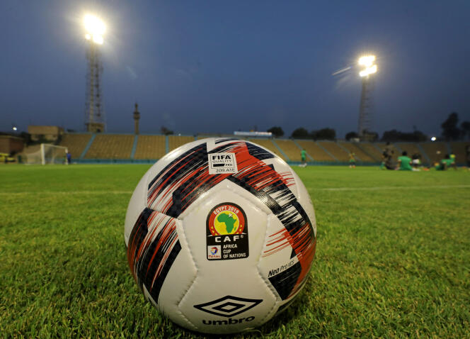 La FIFA avait annoncé, dès avril, le versement de 500 000 dollars (environ 450 000 euros) à chacune de ses associations membres. Fin mai, la CAF a débloqué un fonds de plus de 10 millions de dollars (8,9 millions d’euros) à l’attention de ses 54 fédérations.