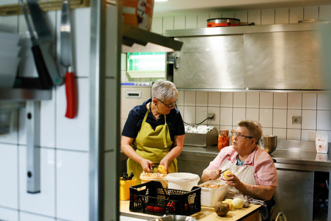 Christiane Thenot (à gauche) propriétaire et gérante du Relais Vosgien et sa mère Sophia Panek, 91 ans, dans la cuisine du restaurant.