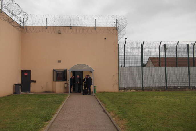 Devant le bâtiment accueillant l’unité pour détenus violents du centre de détention de Châteaudun (Eure-et-Loir), le 18 juin.