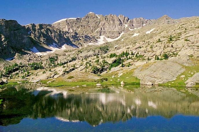 Le mont Bégo au dessus d’un des lacs jumeaux, à Fontanalba.