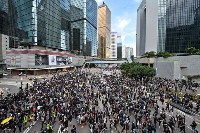 Des manifestants à proximité du Parlement à Hongkong, le 21 juin.