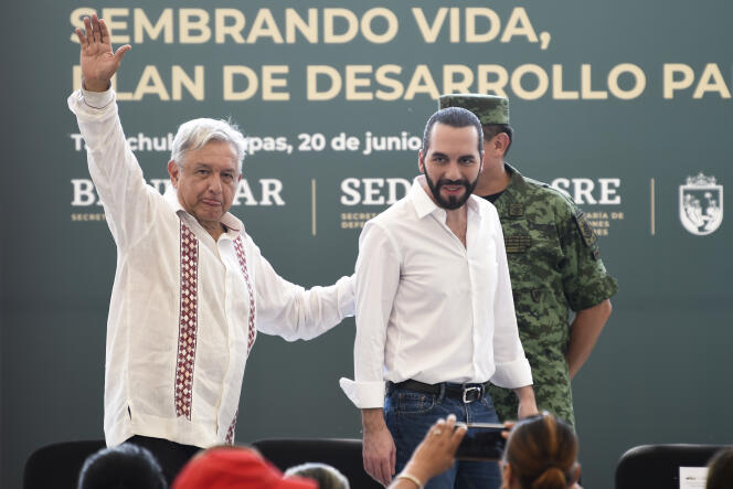 Le président mexicain Andres Manuel Lopez Obrador (à gauche) aux côtés son homologue salvadorien, Nayib Bukele, pour la présentation de son « plan régional de développement pour la migration », à Tapachula, dans l’Etat du Chiapas, au Mexique, le 20 juin 2019.