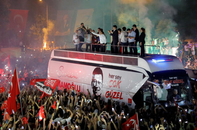 Ekrem Imamoglu salue la foule, après l’annonce de sa victoire à la mairie d’Istanbul, le 23 juin.